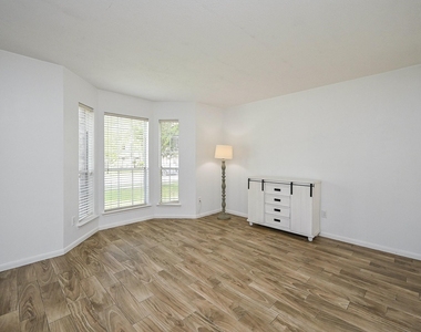 2534 Halstead Drive - Photo Thumbnail 8