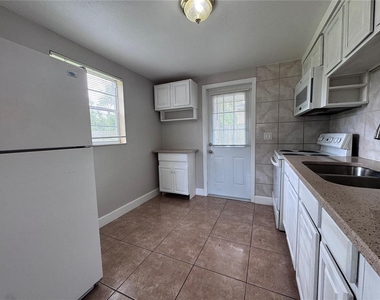 514 Winham Street - Photo Thumbnail 6