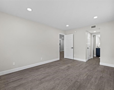 4610 W Gray Street - Photo Thumbnail 13