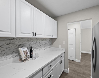 4610 W Gray Street - Photo Thumbnail 3