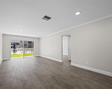 4610 W Gray Street - Photo Thumbnail 6