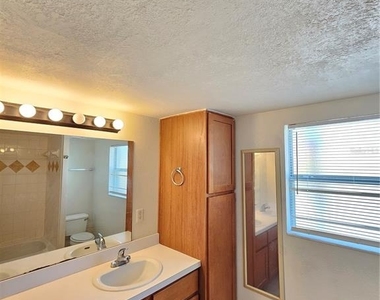 1365 Drew Street - Photo Thumbnail 10