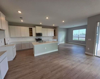 2212 Sienna Spruce Street - Photo Thumbnail 2