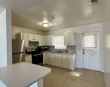 325 W Pierce Street - Photo Thumbnail 5