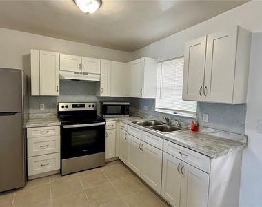 325 W Pierce Street - Photo Thumbnail 6