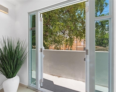 1366 Wilson Ave - Photo Thumbnail 2