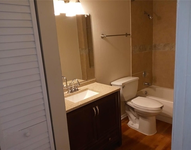216 Afton Square - Photo Thumbnail 17