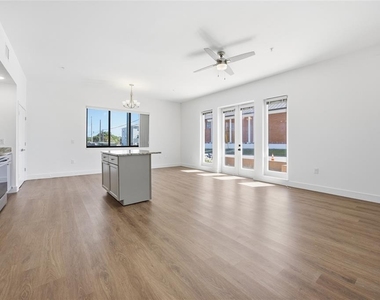 100 N Dewey Street - Photo Thumbnail 6