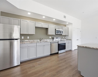 100 N Dewey Street - Photo Thumbnail 3