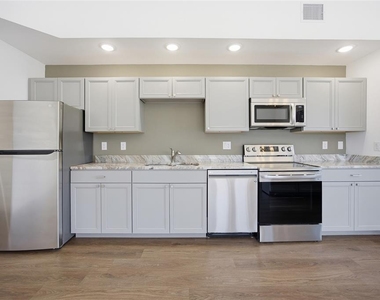 100 N Dewey Street - Photo Thumbnail 7
