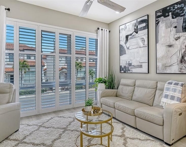 235 Cocoanut Avenue - Photo Thumbnail 4