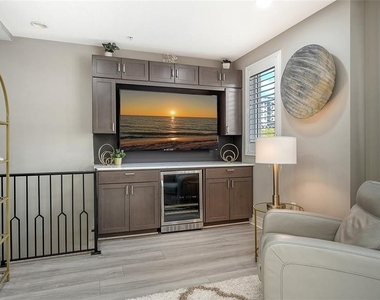 235 Cocoanut Avenue - Photo Thumbnail 6