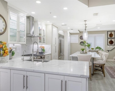 235 Cocoanut Avenue - Photo Thumbnail 8