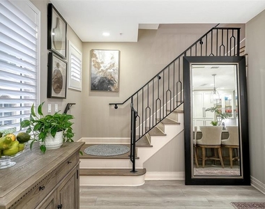 235 Cocoanut Avenue - Photo Thumbnail 11