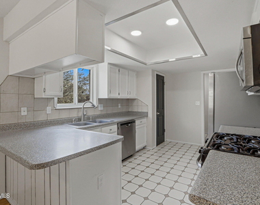 604 La Chapa Avenue - Photo Thumbnail 7