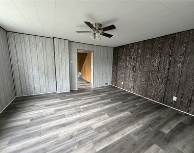 1154 Eisenhower Dr - Photo Thumbnail 4