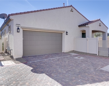 209 Coltrane Canyon Avenue - Photo Thumbnail 22