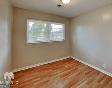 450 Fairburn Road Nw - Photo Thumbnail 10