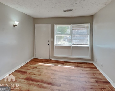 450 Fairburn Road Nw - Photo Thumbnail 3