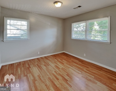 450 Fairburn Road Nw - Photo Thumbnail 9