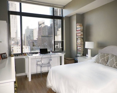 West 55th Street - Photo Thumbnail 3