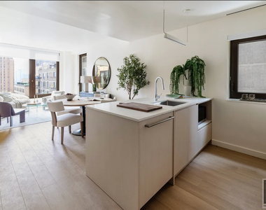 East 50 Street - Photo Thumbnail 4