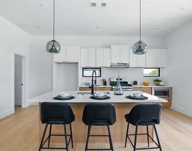 430 E 8th - Photo Thumbnail 9