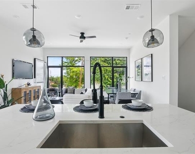 430 E 8th - Photo Thumbnail 10