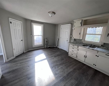 504 Lamar Street - Photo Thumbnail 3