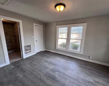 504 Lamar Street - Photo Thumbnail 4