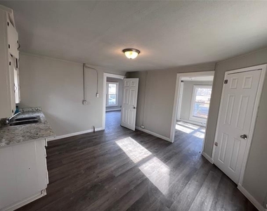 504 Lamar Street - Photo Thumbnail 2