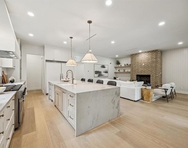 6244 Richmond Avenue - Photo Thumbnail 6
