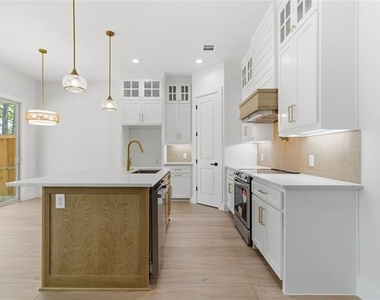 200 Dover Drive - Photo Thumbnail 9