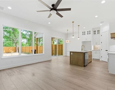 200 Dover Drive - Photo Thumbnail 4