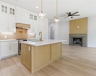 200 Dover Drive - Photo Thumbnail 11