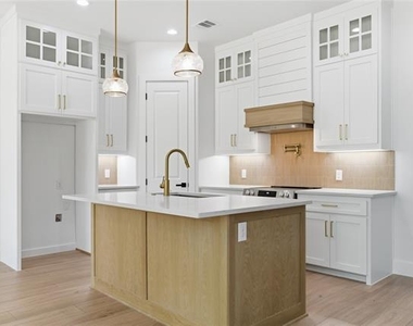 200 Dover Drive - Photo Thumbnail 8