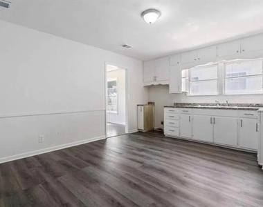 1529 E King Street - Photo Thumbnail 10