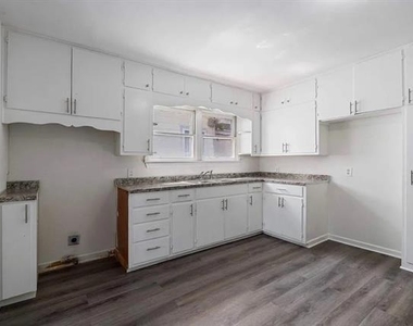 1529 E King Street - Photo Thumbnail 3