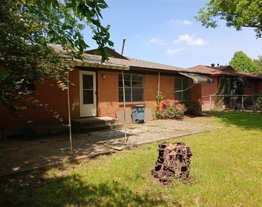 1102 11th Street - Photo Thumbnail 3