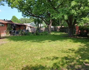 1102 11th Street - Photo Thumbnail 2