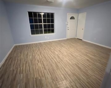 1102 11th Street - Photo Thumbnail 8