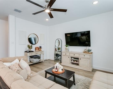 7605 Reis Lane - Photo Thumbnail 4
