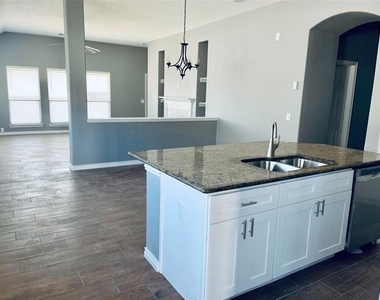 548 Kerry Street - Photo Thumbnail 2