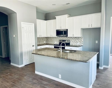 548 Kerry Street - Photo Thumbnail 3