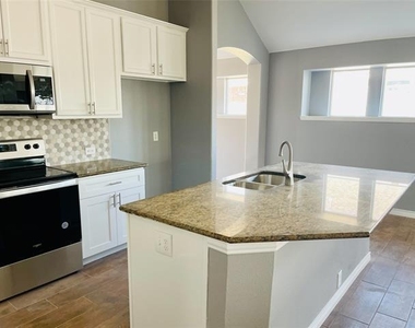 548 Kerry Street - Photo Thumbnail 4