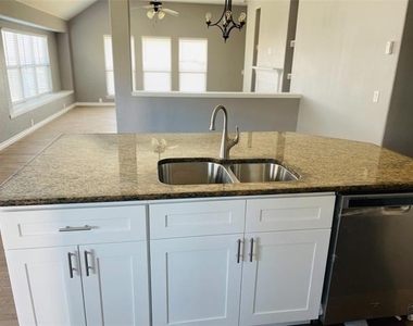 548 Kerry Street - Photo Thumbnail 7