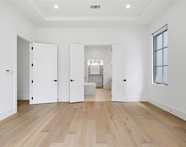 9855 Kingsway Avenue - Photo Thumbnail 5