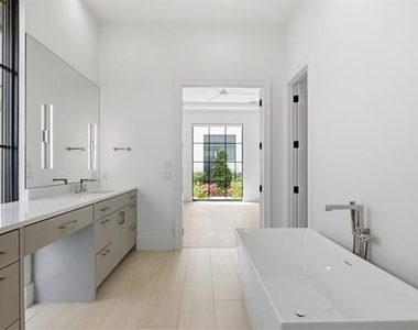 9855 Kingsway Avenue - Photo Thumbnail 7
