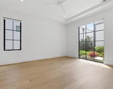 9855 Kingsway Avenue - Photo Thumbnail 4