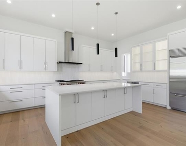 9855 Kingsway Avenue - Photo Thumbnail 15